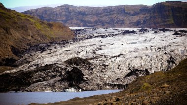Dağlar arasında inen dev bir buzul. 
