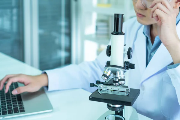 Gli scienziati stanno sperimentando in laboratorio — Foto Stock