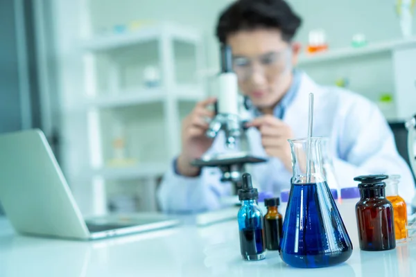 Vědci experimentují v laboratoři. — Stock fotografie