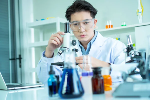 Vědci experimentují v laboratoři. — Stock fotografie