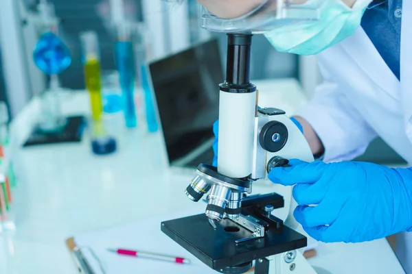 Gli scienziati stanno sperimentando in laboratorio — Foto Stock