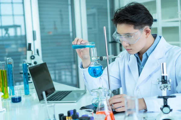 Bilim adamları laboratuarda deney yapıyorlar.