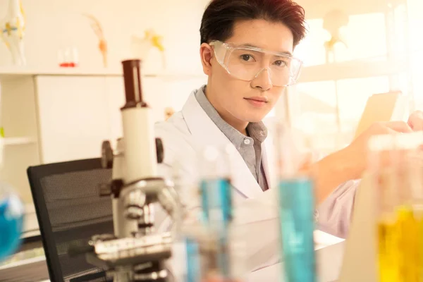 Los científicos están experimentando en el laboratorio — Foto de Stock