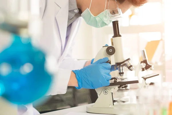 Los científicos están experimentando en el laboratorio — Foto de Stock