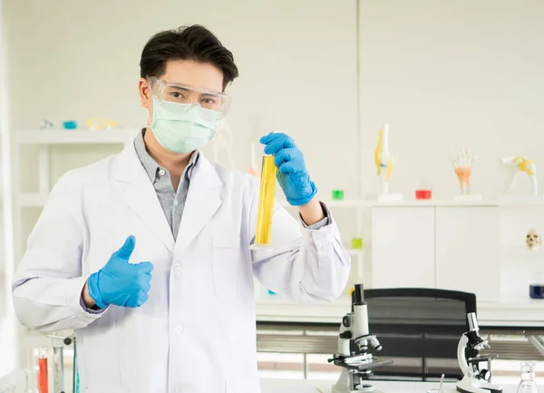 Bilim adamları laboratuarda deney yapıyorlar.