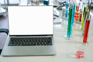 Masaya dizüstü bilgisayar beyaz ekran seti