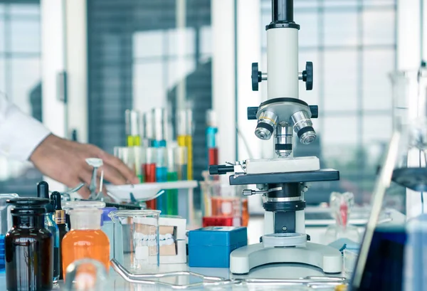 Mikroskop bilim adamının odasında..