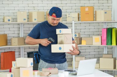 Genç tüccar yeni bir işe başladı..