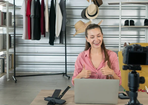 Schnelle Kommunikation mit dem Internet-Netzwerk. — Stockfoto