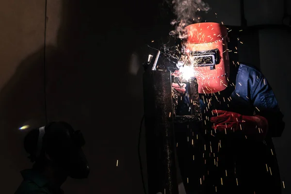 Soldador Está Soldando Aço Com Uma Máquina Solda Elétrica Dentro — Fotografia de Stock