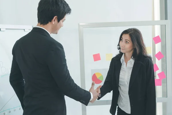 Gente Negocios Trabajando Juntos Oficina Una Reunión Unir Las Manos — Foto de Stock