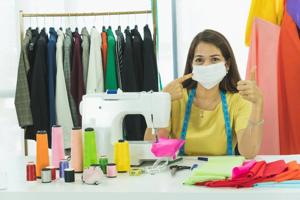 Dem Raum Arbeitet Ein Asiatischer Designer Und Schneider Sie Trägt — Stockfoto