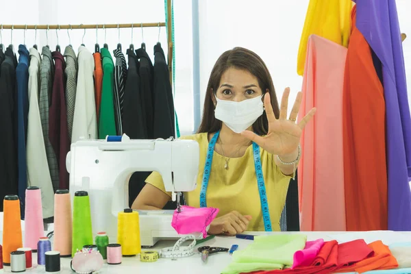 Dem Raum Arbeitet Ein Asiatischer Designer Und Schneider Sie Trägt — Stockfoto