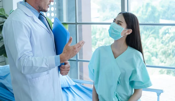 医生正在仔细检查病人的症状 亚洲女性患者佩戴口罩以防止和阻止病毒的传播 — 图库照片