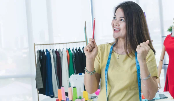 Eine Asiatische Modedesignerin Arbeitet Und Lächelt Glücklich Kleine Unternehmen Arbeiten — Stockfoto