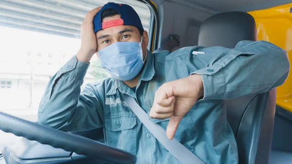 Toza ve gribe karşı korunmak için maske takan Asyalı kamyon şoförlerinin yakın plan fotoğrafları. Covid 19. Arabanın içinde.