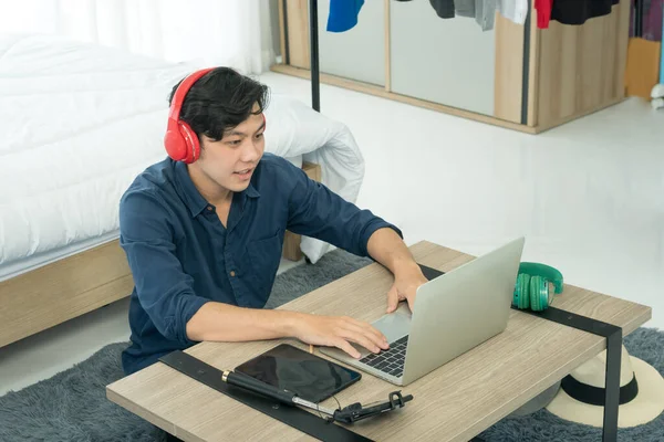 Jovem Asiático Está Revisando Produto Streaming Vivo Nas Mídias Sociais — Fotografia de Stock