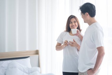 Üst düzey bir Asyalı çift evde kahve içiyor. Onlar mutlu bir şekilde gülümsediler ve yatak odasında konuşuyorlardı. Toplumdan uzaktı..