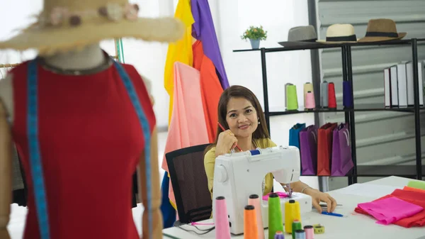 Eine Asiatische Modedesignerin Arbeitet Und Lächelt Glücklich Kleine Unternehmen Arbeiten — Stockfoto