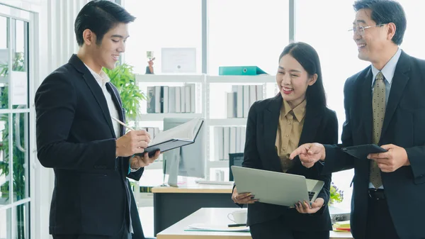 Equipo Negocios Asia Está Trabajando Juntos Felizmente Oficina Hombres Mayores — Foto de Stock