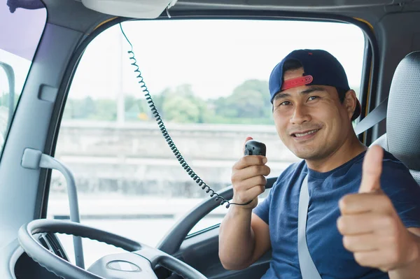 기사보기 아시아 운전자가 즐겁게 운전하며 통신을 사용하고 있습니다 — 스톡 사진