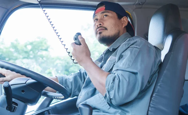 아시아 운전사 가주의 도로를 달리고 센터와 통신하기 라디오를 사용하고 있습니다 — 스톡 사진