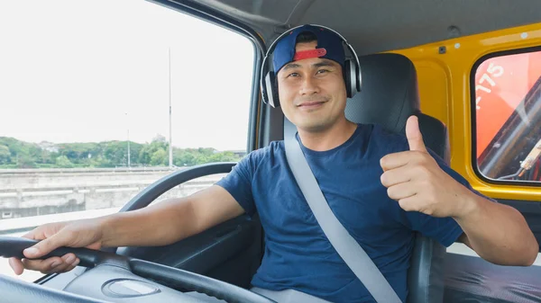 아시아 운전사 가주의 도로를 달리고 헤드폰을 사용하여 전화로 이야기하고 음악을 — 스톡 사진