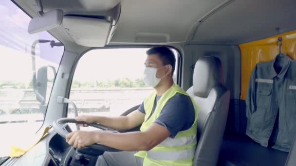 Nuevo Concepto Normal Conductor Del Camión Usa Una Máscara Médica — Vídeos de Stock