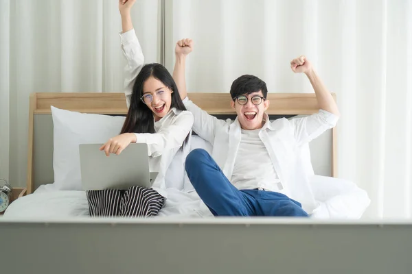 Homens Mulheres Asiáticos Estão Felizes Casa Eles Estão Usando Laptops — Fotografia de Stock