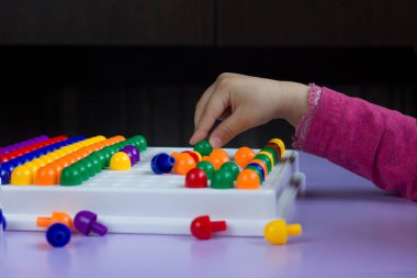 Küçük bir çocuğun gelişimi için tahta oyunu