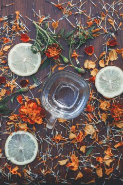 dilim limon ve çiçekler Marigolds fincan arka plan