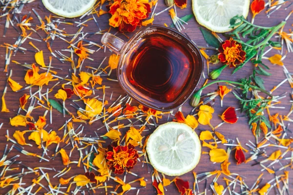 Taza de té con rodajas de limón y flores —  Fotos de Stock