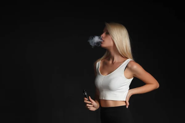Krásné světlé mladá žena kouření elektronická cigareta — Stock fotografie