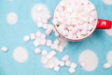 mavi bir arka plan üzerinde kırmızı bir fincan hatmi