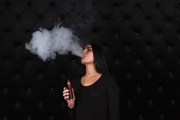 Sexy brunetka žena kouření elektronické cigarety — Stock fotografie