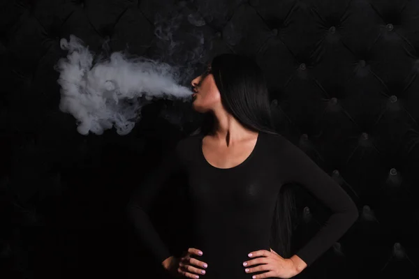 전자 담배를 피우는 섹시 한 갈색 머리 여자 — 스톡 사진