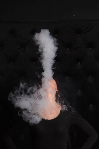 Сексуальная брюнетка курит электронную сигарету — стоковое фото