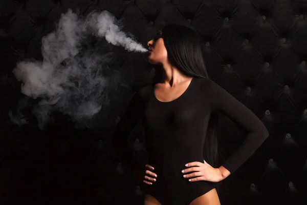 Sexy brunette woman smoking electronic cigarette — Stock Photo, Image