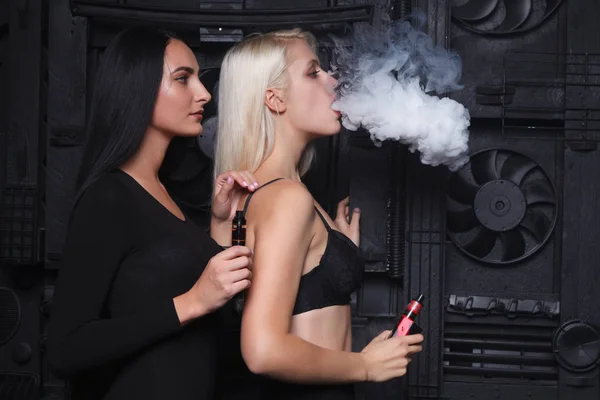 Dvě sexy žena kouření elektronická cigareta — Stock fotografie