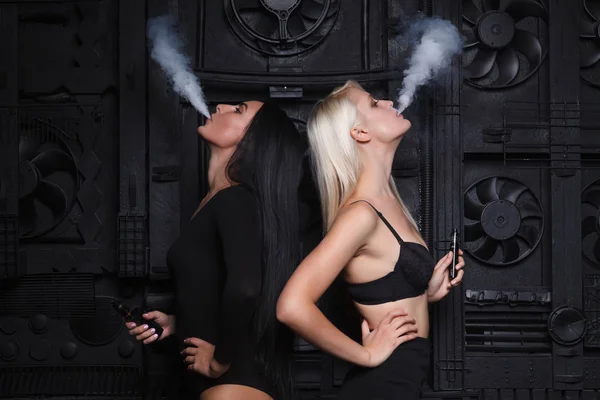 두 섹시 한 여 자가 담배 전자 담배 — 스톡 사진