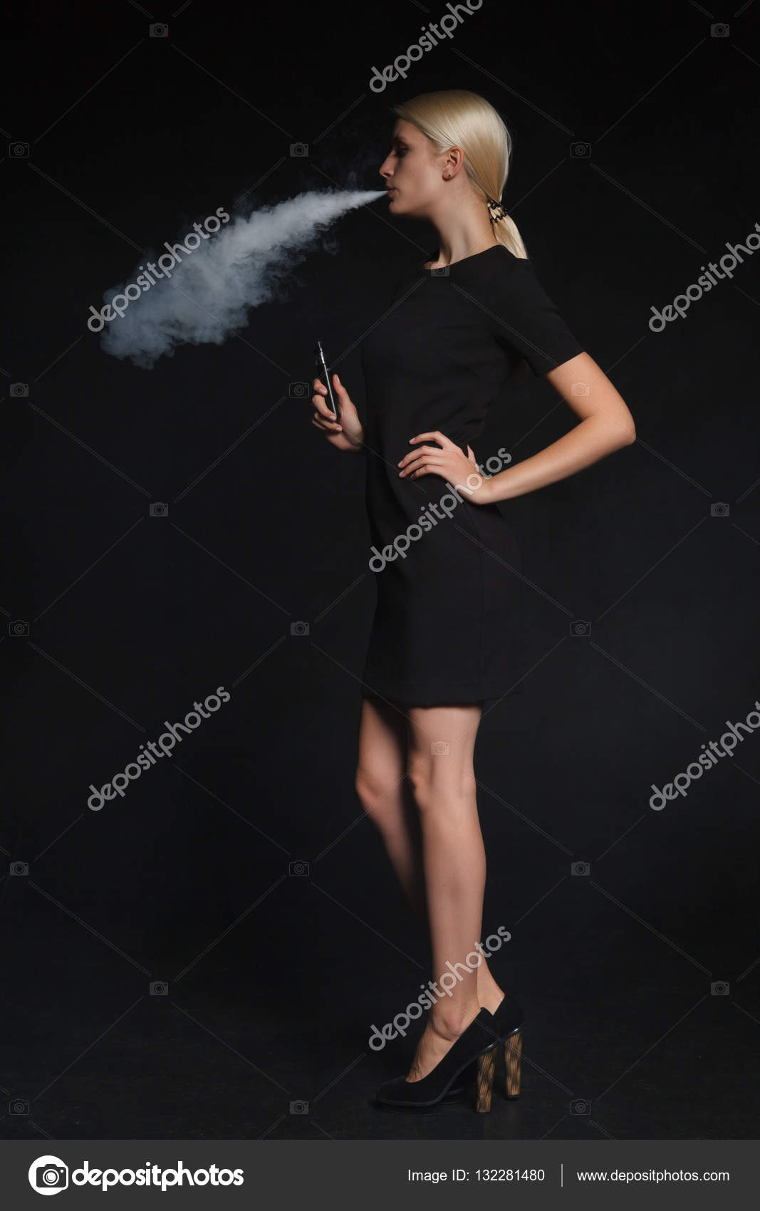 Девушка курит в платье