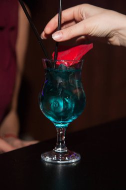 Barmen olun kokteyl eller