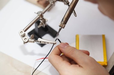 erkek sanatçı lehim teli atölye ile çalışır