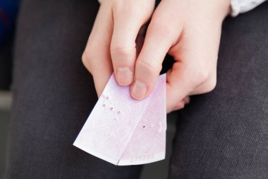 toplu taşıma biletleri elinde