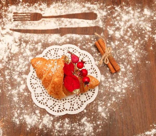 Pera y croissant en chips de coco son un fondo de madera — Foto de Stock