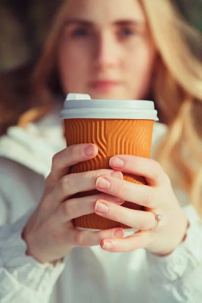 Taza marrón anaranjada con cubierta blanca en el interior llena de té o café caliente . — Foto de Stock