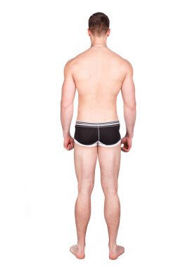 Adam beyaz bir arka plan üzerinde duran ve kamera arkasını iç çamaşırı