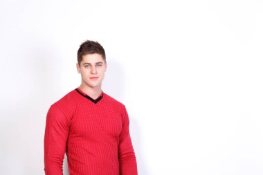 mutlu bir casual adam ayakta beyaz bir arka plan üzerinde izole portresi