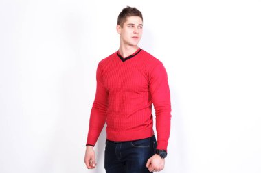 mutlu bir casual adam ayakta beyaz bir arka plan üzerinde izole portresi