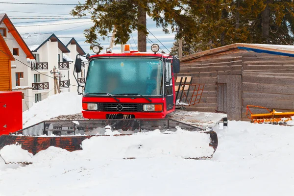 Snowcat maskin är täckt med snö. — Stockfoto